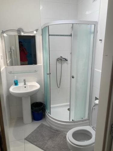 3 Bed Flat - Sleeps 10 - Pets - Smoking on terrace, Прага (фото 4)