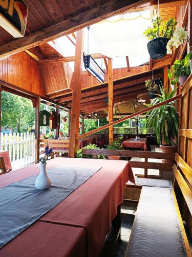 2 bedrooms, 3 beds