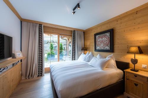 2 queen beds, 1 sofa bed