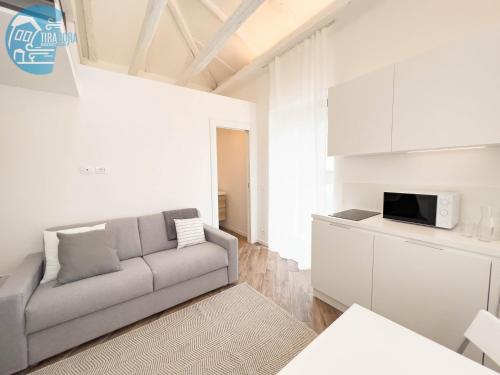 Basovizza 3 Angelica Tirabora Short Rent