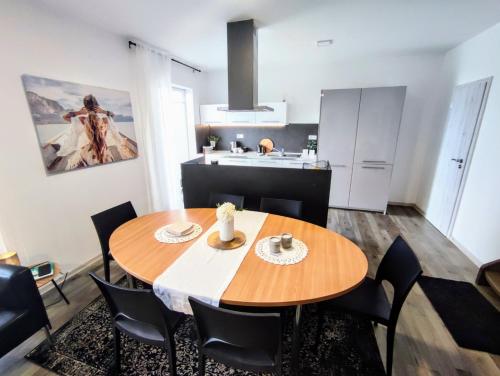 . Sunshine apartment for 6 & Terrase & Free Parking