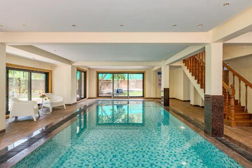 SaffronStays Windermere, Lonavala - luxury villa with heated pool, projector room and indoor games