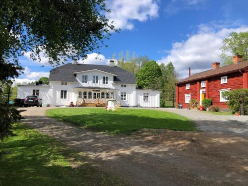 Bredsjö Gamla Herrgård White Dream Mansion - Accommodation - Hällefors