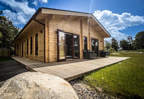 Sundance Lodge, Fantastic New Cabin with Hot Tub - Sleeps 6 - Largest In Felmoor Park - Accommodation - Morpeth