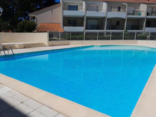 Swimming pool, APPARTEMENT AU CALME AVEC PISCINE ET PARKING dans residence securisee in Saint-Jean-de-Monts