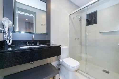 Bathroom, Aion 204 - Lindo Loft - 1 Vaga de Garagem | Centro de Bombinhas in Bombinhas