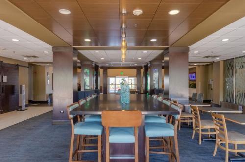 Food and beverages, Holiday Inn Express Hotel & Suites Atlanta Airport West - Camp Creek By IHG in Sandtown-Southeastern Atlanta