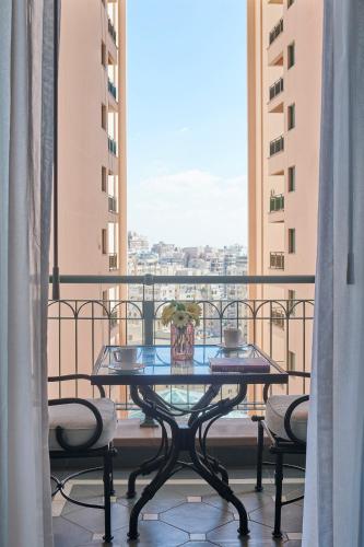 Superior King Room with City View image 3