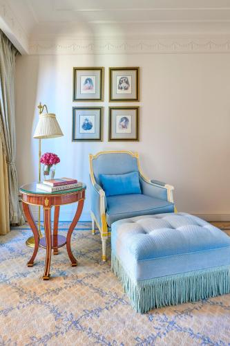Superior King Room with City View image 2