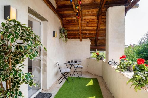 parveke/terassi, Beautiful Apartments With Parking In a Quiet Location in Trebovice