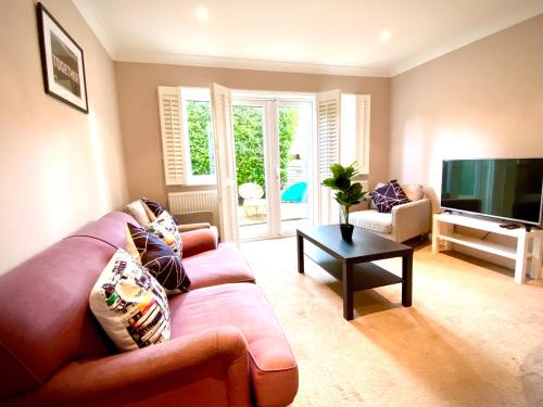 Shared lounge/TV area, NEW! Luxury YELLOW HOUSE Bright Modern Detatched Home with PRIVATE PARKING, NETFLIX Close Luton, M1, in Luton Airport