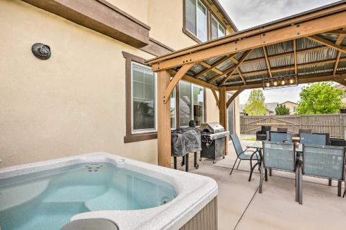 Sparks Home with Air Racing Decor and Hot Tub!