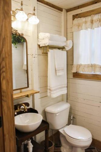 The Greenhouse Cozy Cottage- Walk to Downtown! in Opelika, USA