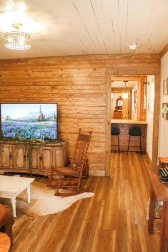The Greenhouse Cozy Cottage- Walk to Downtown! in Opelika, USA
