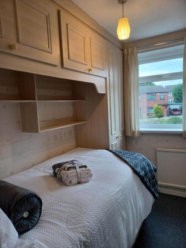 Immaculate 3-Bed House with free parking in Bolton