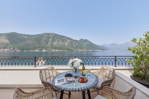 Penthouse on the Bay - 20m from the Beach