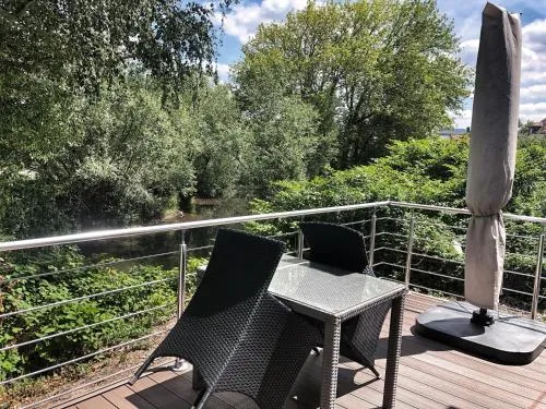 Kinzigloft mit Blick auf den Fluss in Gelnhausen, Deutschland