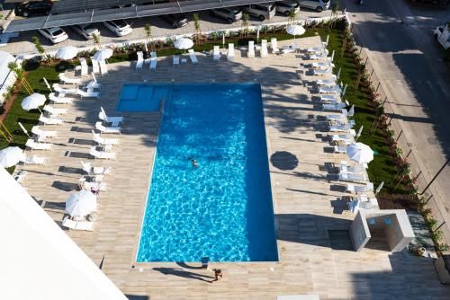 Junior Suite with Pool View image 1