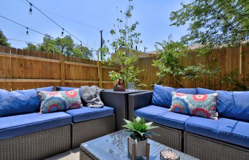 Family stay! Near Downtown, Coffee bar, King bed in San Antonio, USA