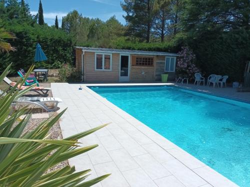 Chalet banane devant piscine, a 6km du festival de piano de la roque d'anthéron