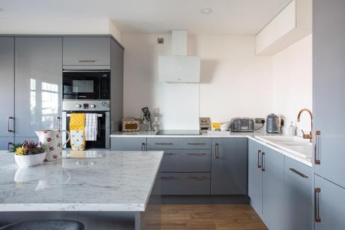 廚房, New Lisburn Road Apartment - Free Parking in 高速公路區