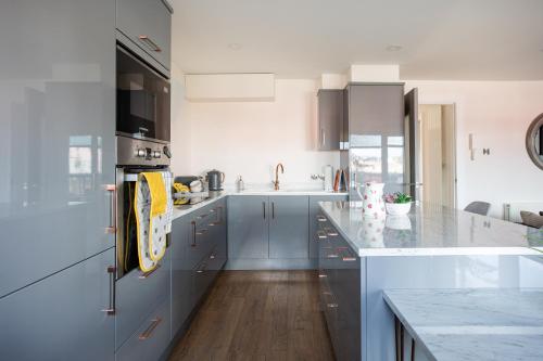 廚房, New Lisburn Road Apartment - Free Parking in 高速公路區
