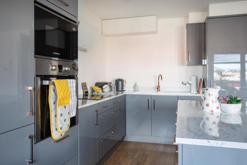 廚房, New Lisburn Road Apartment - Free Parking in 高速公路區