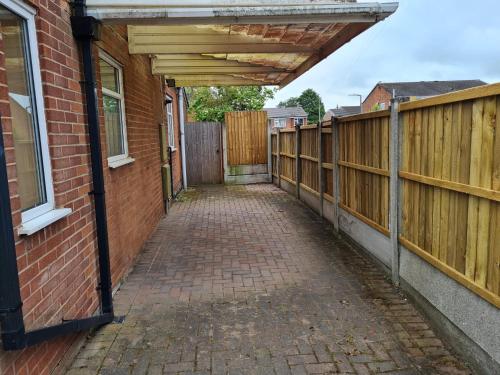 Immaculate 3-Bed House with free parking in Bolton