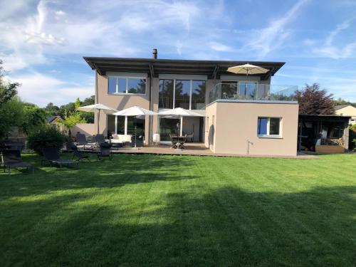  Villa spacieuse entre Fribourg et Morat, Golf de Wallenried, Pension in Wallenried