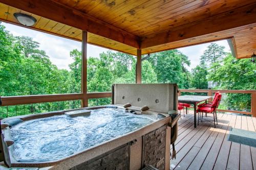 Pine Cove Cabin - Hot Tub, Game Room, Theater Room in Pigeon Forge, USA