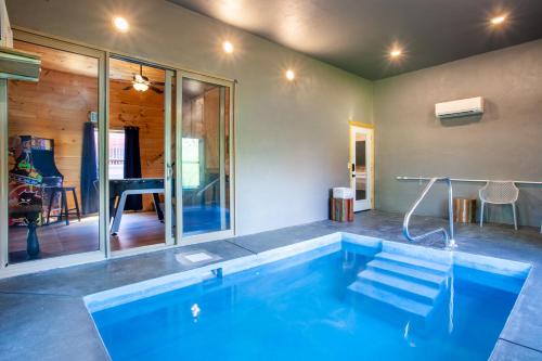 Bandit Lodge BRAND NEW CABIN w Pool