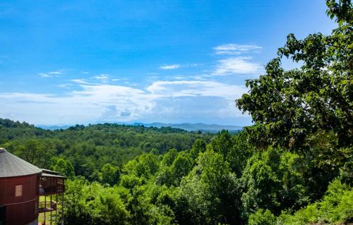 Bandit Lodge BRAND NEW CABIN w Pool in Sevierville, USA