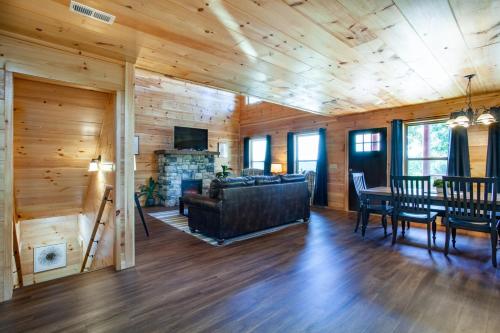 Bandit Lodge BRAND NEW CABIN w Pool in Sevierville, USA