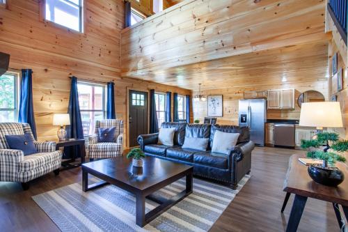 Bandit Lodge BRAND NEW CABIN w Pool in Sevierville, USA