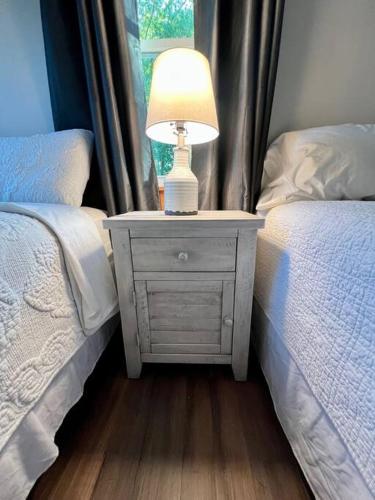 Beautiful 2 BR 1 BA Cabin in Blue Ridge Mountains: The Little White House in Martinsville, USA