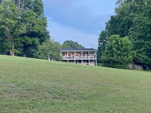 Beautiful 2 BR 1 BA Cabin in Blue Ridge Mountains: The Little White House in Martinsville, USA