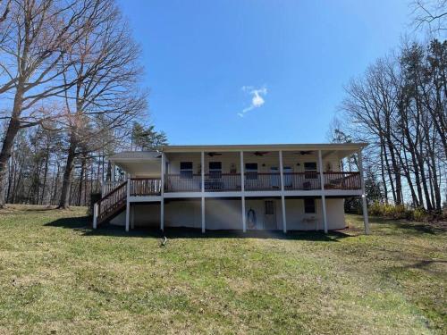 Beautiful 2 BR 1 BA Cabin in Blue Ridge Mountains: The Little White House