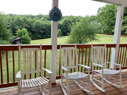 Beautiful 2 BR 1 BA Cabin in Blue Ridge Mountains: The Little White House