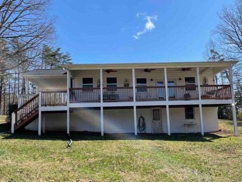 Beautiful 2 BR 1 BA Cabin in Blue Ridge Mountains: The Little White House