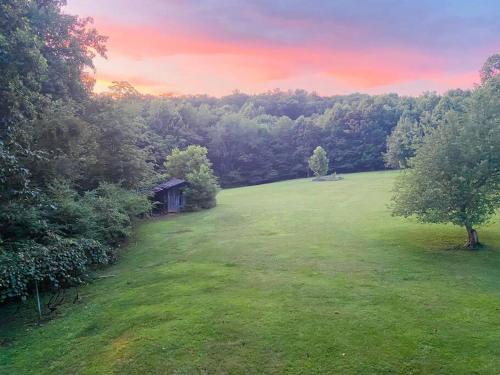 Beautiful 2 BR 1 BA Cabin in Blue Ridge Mountains: The Little White House