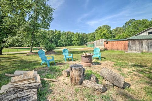 Charming New Concord Cabin on 50-Acre Farm! in New Concord, USA