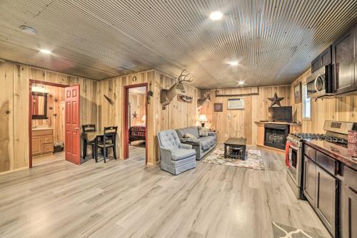 Charming New Concord Cabin on 50-Acre Farm! in New Concord, USA