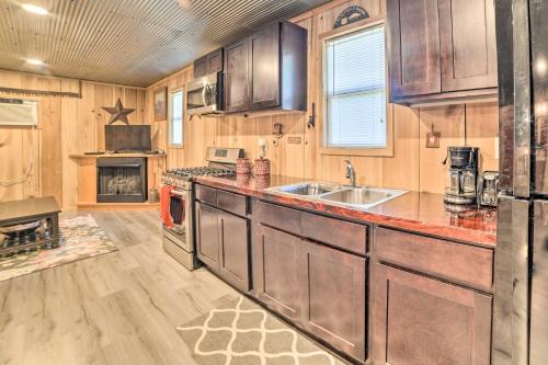 Charming New Concord Cabin on 50-Acre Farm! in New Concord, USA