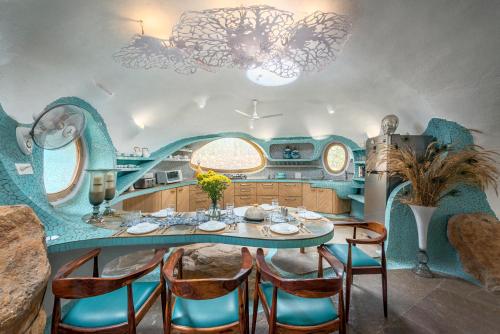 Toit ja joogid, 140m² 3 magamistuba, 3 privaatset vannituba Villa kohas Chirad
 (SaffronStays AsanjA Dragonfly, Murbad) in Chirad