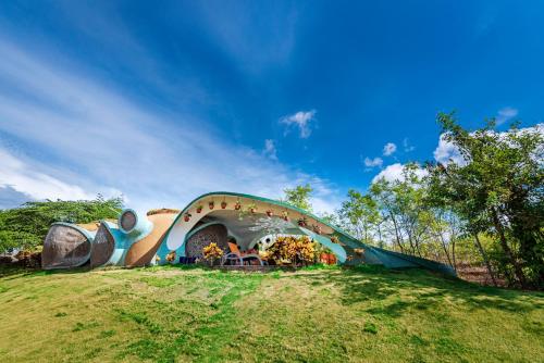 SaffronStays AsanjA Dragonfly, Murbad - hobbit inspired earth-shelter home with plunge pool