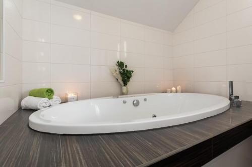Kylpyhuone, Beautiful Apartments With Parking In a Quiet Location in Trebovice