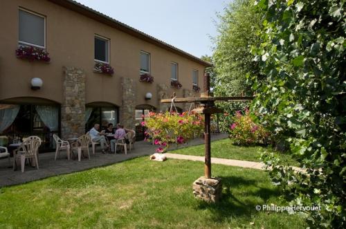 Hôtel Restaurant La Crèche et sa piscine intérieure - Logis Hôtels