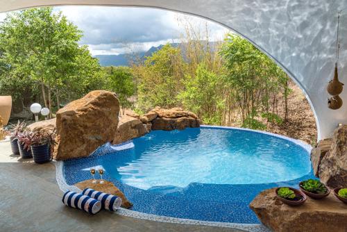 SaffronStays AsanjA Titaly, Murbad - hobbit inspired earth-shelter home with plunge pool