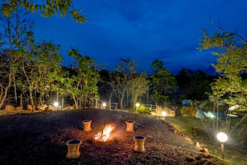 Vaade, 100m² 2 magamistuba, 2 privaatset vannituba Villa kohas Chirad
 (SaffronStays AsanjA Titaly, Murbad) in Chirad