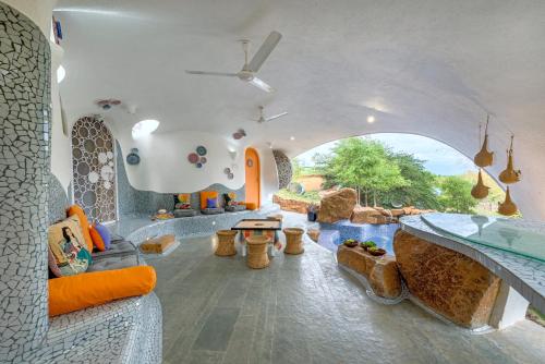 Vaade, 100m² 2 magamistuba, 2 privaatset vannituba Villa kohas Chirad
 (SaffronStays AsanjA Titaly, Murbad) in Chirad